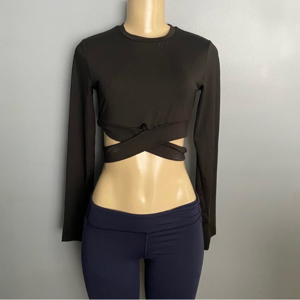 Black Long Sleeve Sport Cut Out Strappy Top in Médium